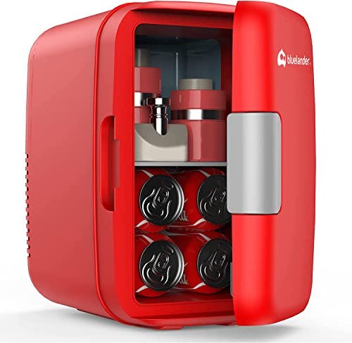 Imagen frontal de Bluelander Mini Refrigerador, Frigobar Mini Multifuncional, Capacidad de 4L para 6 Latas, Estante Extraíble, Refrigerador Skincare, Mini Refri Compacto y Portátil, Gran Almacenamiento (Rojo)