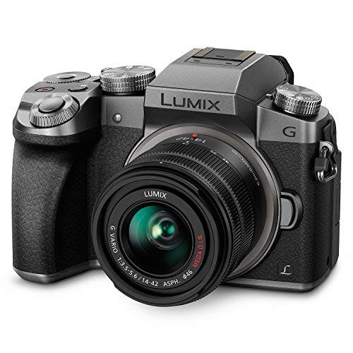 Imagen frontal de Panasonic LUMIX DMC-G7KS DSLM Mirrorless 4K - Camera, 14-42 mm Lens Kit, plateado