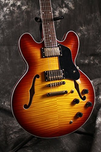 Imagen frontal de Starshine - Guitarra eléctrica de cuerpo semihueco estilo 335, ráfaga de cereza, chapa superior de arce flameado